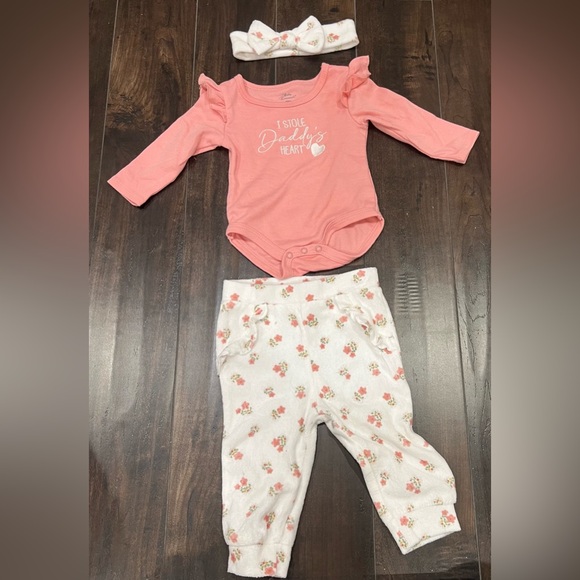 I Stole Daddy’s Heart Bodysuit and Floral Pants & headband Set - Picture 1 of 6